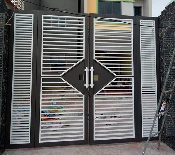 Mẫu 4: Cổng nhà hiện đại bằng sắt hộp, vừa thẩm mỹ vừa an toàn.