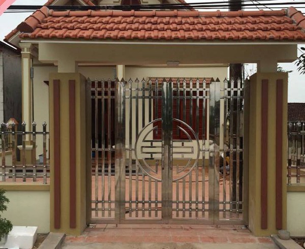 Mẫu 6: Cổng inox khung dày, độ bền cao theo thời gian