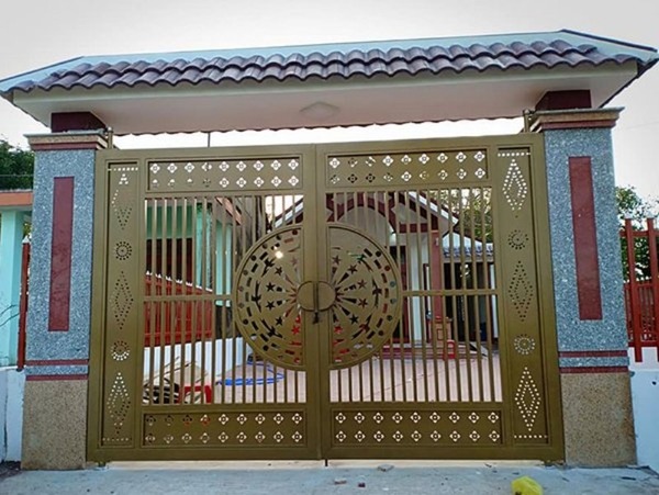 Mẫu 5: Cổng sắt trang trí hoa văn cầu kỳ cho mặt tiền nhà