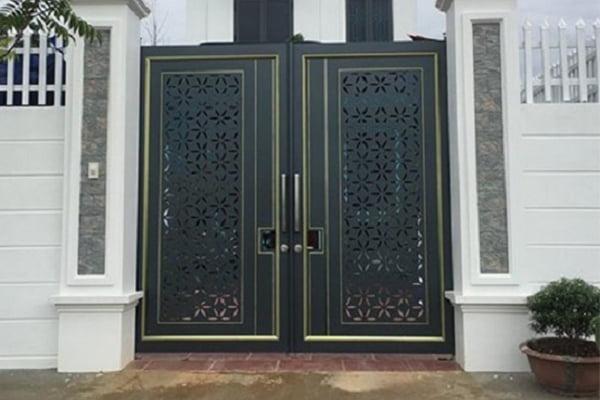 Mẫu 2: Mẫu cửa cổng sắt 2 cánh CNC hiện đại, thiết kế sang trọng