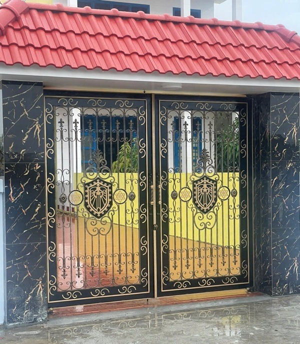 Mẫu 7: Mẫu cổng sắt hoa văn nghệ thuật cho lối vào chính