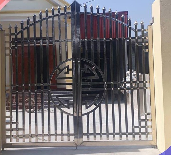 Mẫu 9: Cổng inox sử dụng cho nhà ở dân dụng