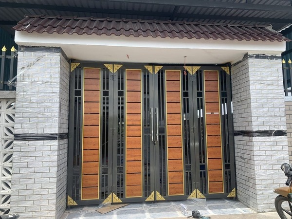 Mẫu 1: Mẫu cửa cổng sắt 4 cánh giả gỗ đẹp, sang trọng