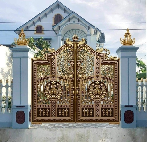 Mẫu 1: Cổng nhôm đúc cao cấp với thiết kế đối xứng, mang phong cách sang trọng.