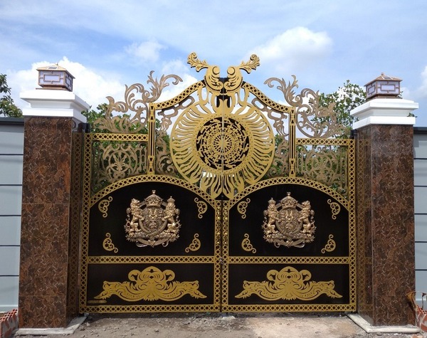 Mẫu 8: Cổng sắt hai cánh mang vẻ đẹp sang trọng, bề thế