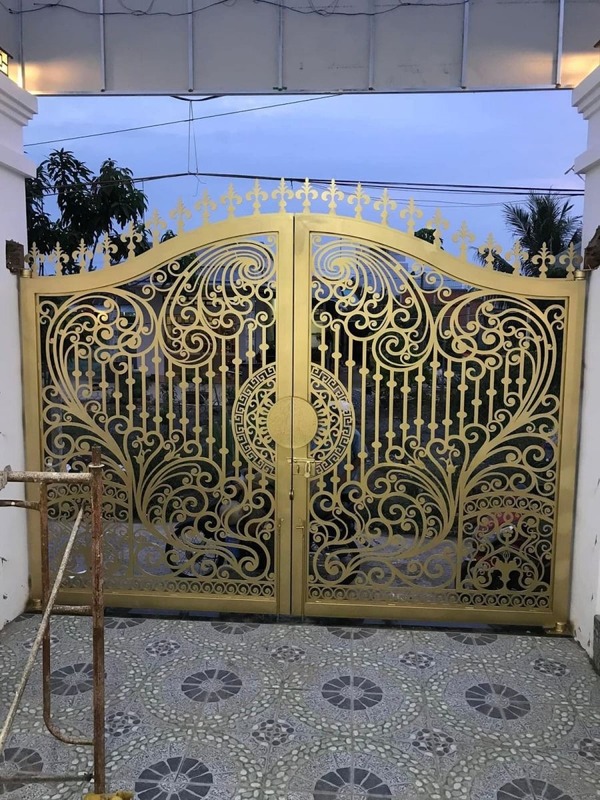 Mẫu 1: Cửa cổng CNC 2 cánh nghệ thuật