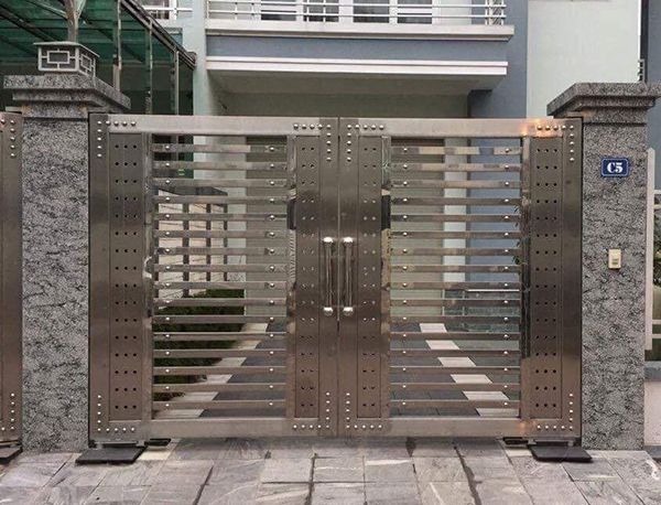 Mẫu 3: Cổng sắt 2 cánh nhà phố kiểu hiện đại