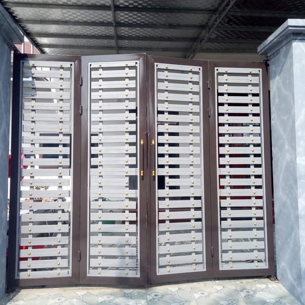 Mẫu 3: Cổng 4 cánh sắt giả gỗ màu sắc bắt mắt