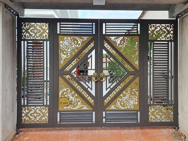 Mẫu 1: Cổng nhà phố 4 cánh thiết kế hoa văn hiện đại