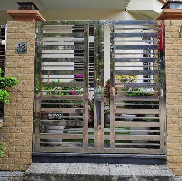 Mẫu 12: Cổng nhà hai cánh chất liệu inox, bền đẹp theo thời gian