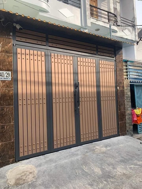 Mẫu 4: Cổng sắt giả gỗ 4 cánh tinh tế cho nhà phố nhiều tầng