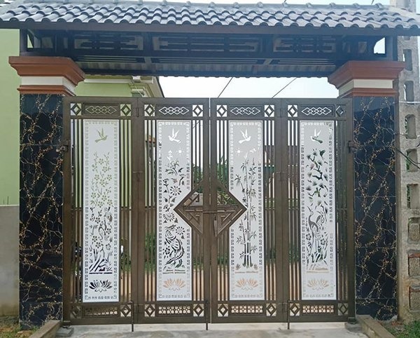 Mẫu 2: Cổng sắt 4 cánh nhà phố kiểu hiện đại, hoa văn tinh tế