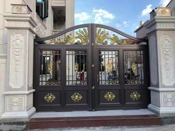 Mẫu 1: Mẫu cửa cổng sắt 4 cánh mỹ thuật hoa văn tinh tế