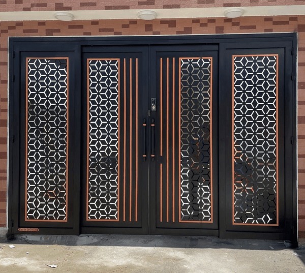 Mẫu 3: Thiết kế cổng nhà phố 4 cánh sang trọng