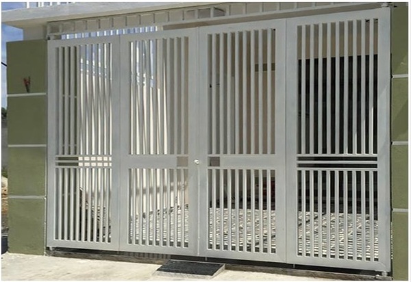Mẫu 13: Cổng sắt 4 cánh phá cách sơn tĩnh điện màu trắng tinh tế