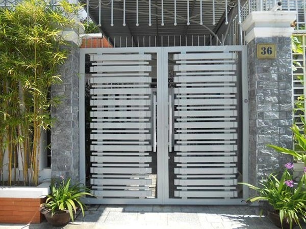 Lắp cửa cổng sắt 2 cánh đẹp, bền và tiết kiệm chi phí