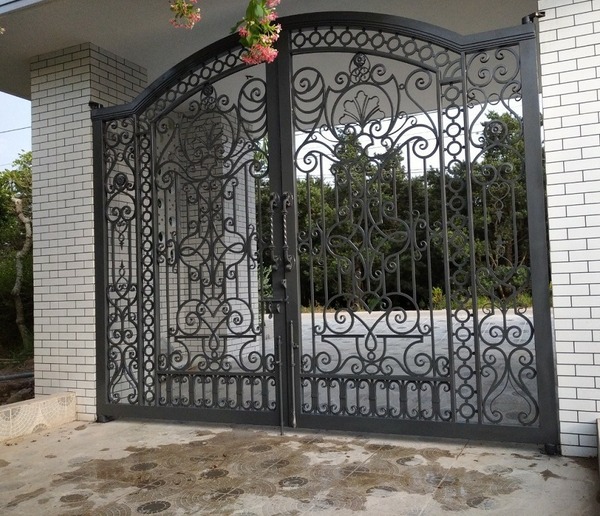 Cổng sắt mỹ thuật 2 cánh gọn, thanh lịch, phù hợp mặt tiền vừa
