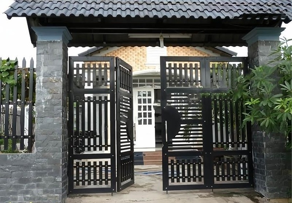 Cổng sắt 4 cánh gồm 4 cánh mở độc lập: 2 cánh chính ở giữa và 2 cánh phụ hai bên