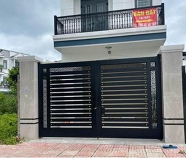 Mẫu 2: Cổng sắt 2 cánh sắt hộp giá rẻ cho nhà phố, kiểu dáng gọn gàng