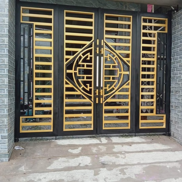 Mẫu 1: Cổng sắt 4 cánh phong cách hiện đại