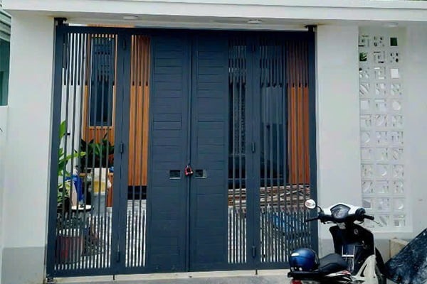 Mẫu 1: Mẫu cổng sắt 2 cánh đơn giản cho nhà cấp 4