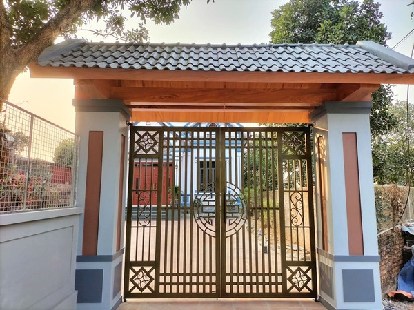 Mẫu 2: Thiết kế cổng sắt 4 cánh hiện đẹp, chắc chắn