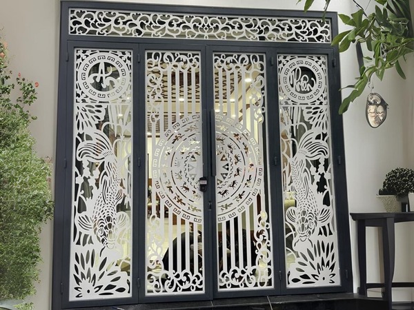Mẫu 5: Cổng nhà hiện đại CNC, hoa văn hình học, thẩm mỹ cao.
