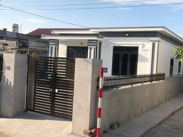 Mẫu 2: Cổng sắt cho nhà cấp 4, thiết kế thoáng, dễ sử dụng, chi phí thấp