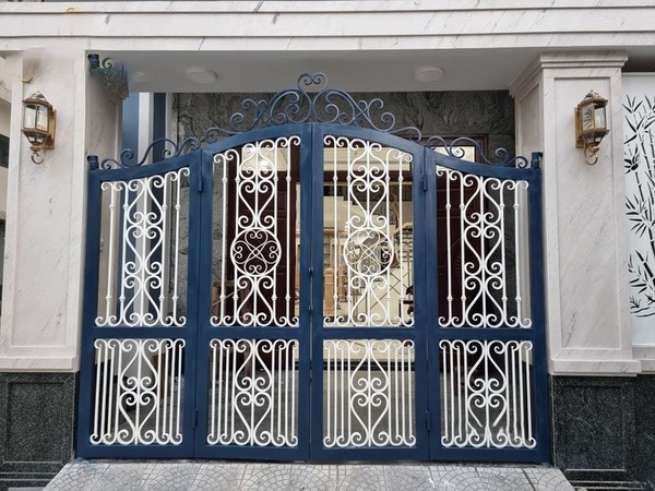 Mẫu 1: Cổng sắt mỹ thuật 4 cánh hoa văn đối xứng
