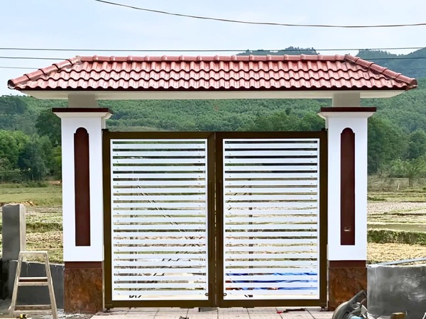 Mẫu 3: Cổng sắt 2 cánh đơn giản cho nhà cấp 4, dáng thấp, thiết kế gọn gàng