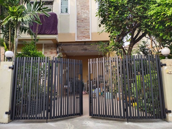 Mẫu 1: Mẫu cửa cổng sắt 4 cánh đẹp đơn giản