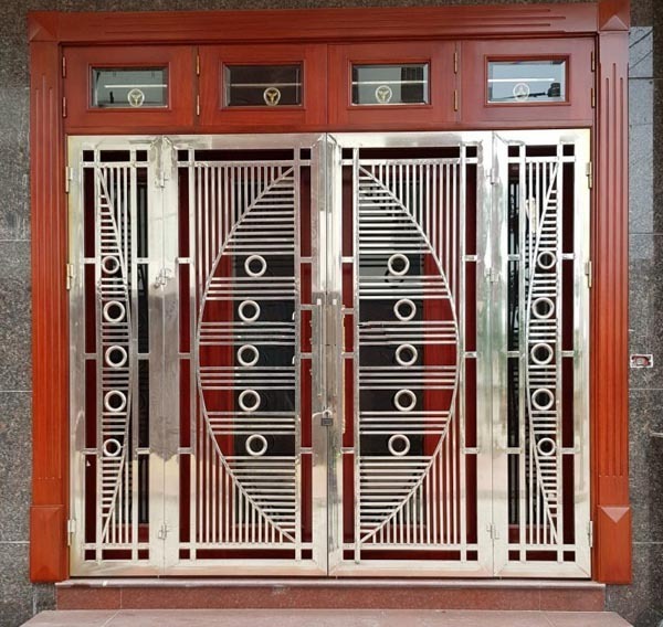 Mẫu 2: Cổng nhà inox hiện đại, phù hợp nhiều kiểu kiến trúc.
