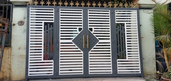Mẫu 6:Cổng sắt 4 cánh đơn giản cho nhà phố