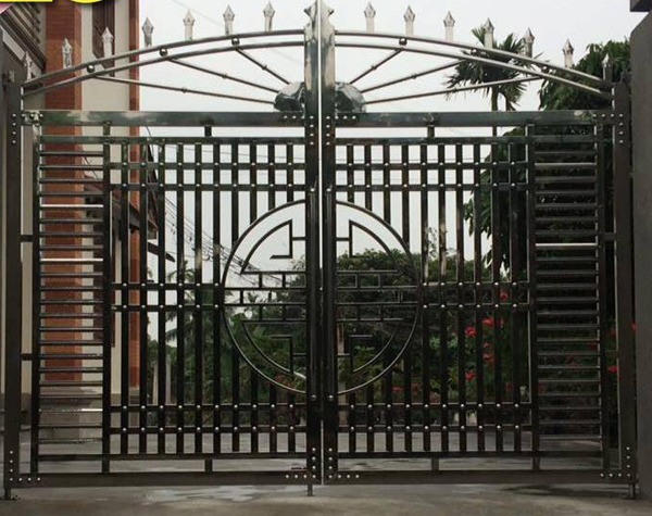 Mẫu 3: Mẫu cổng inox đẹp, thiết kế gọn gàng, tính thẩm mỹ cao.