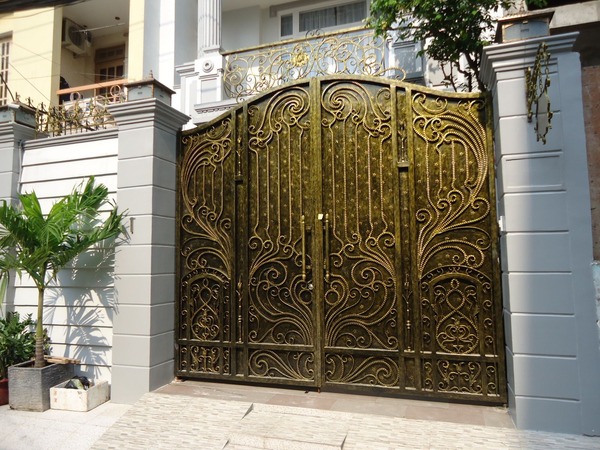 Mẫu 6: Mẫu cổng sắt 4 cánh mỹ thuật đẹp, bền theo thời gian