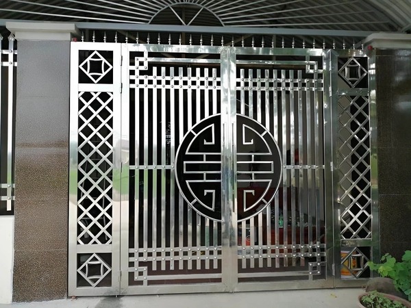 Mẫu 6: Cổng nhà inox đẹp, thiết kế gọn gàng, tăng độ an toàn.