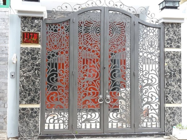 Mẫu 8: Cổng sắt 4 cánh nghệ thuật khắc CNC 