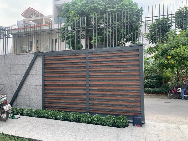 Mẫu 3: Mẫu cổng trượt hiện đại cho mặt tiền hẹp, thiết kế gọn gàng