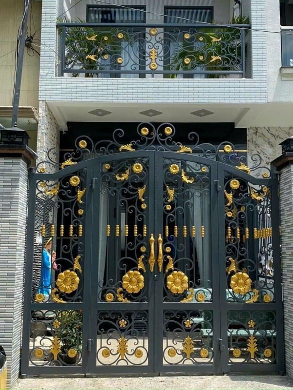 Mẫu 12: Cổng 4 cánh họa tiết hoa được lắp đặt nhiều
