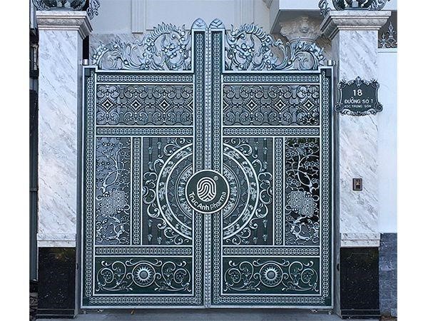 Mẫu 4: Cổng nhà nhôm đúc sang trọng, thiết kế cầu kỳ, thể hiện gu thẩm mỹ gia chủ.