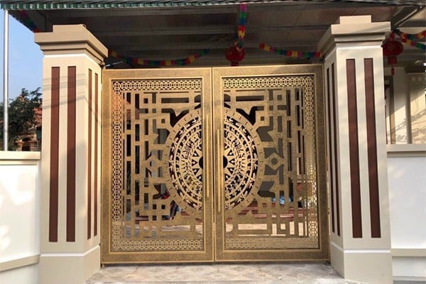 Mẫu 1: Cổng CNC 2 cánh họa tiết trống đồng tinh xảo, thiết kế sang trọng