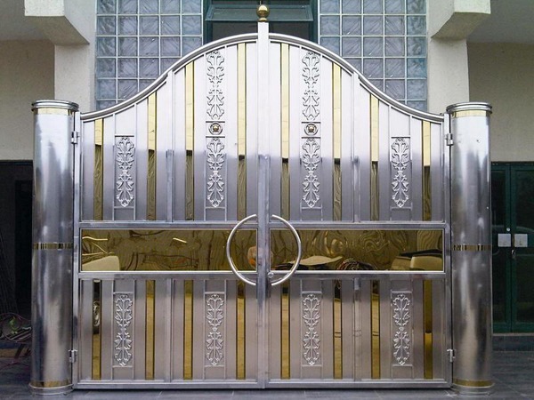 Mẫu 1: Mẫu cổng inox hai cánh thiết kế hiện đại, bề mặt sáng bóng