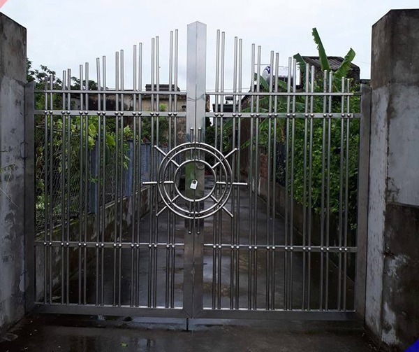 Mẫu 2:  Thiết kế cổng inox 2 cánh đơn giản, chắc chắn