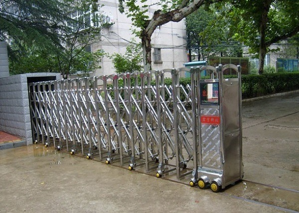 Ứng dụng bộ điều khiển cổng xếp tự động tại trường học và bệnh viện