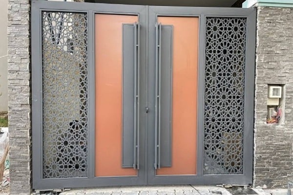 Mẫu 1: Mẫu cổng CNC 2 cánh hoa văn hiện đại, thiết kế tối giản sang trọng