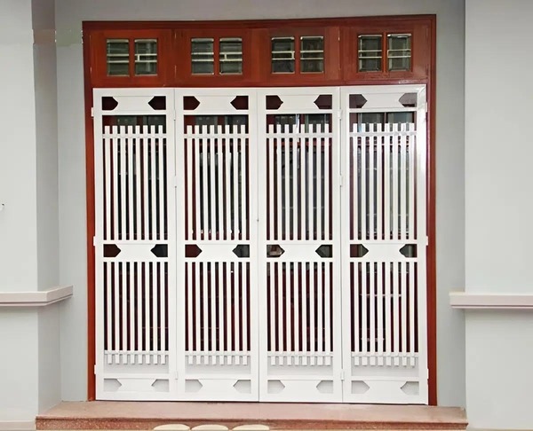Mẫu 2: Cổng sắt hộp hiện đại với khung chắc chắn, phong cách tối giản.