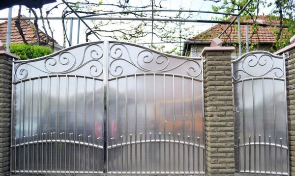 Mẫu 4: Cổng inox hai cánh bịt kín , chắc chắn