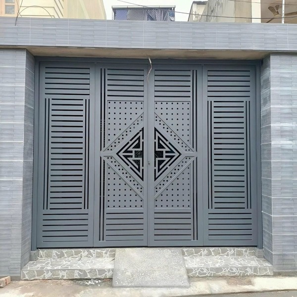 Mẫu 3: Mẫu cổng nhà đẹp sắt hộp, đường nét thẳng, màu sắc trung tính.