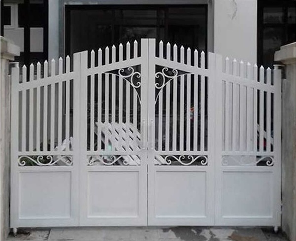 Mẫu 3: Cổng sắt 4 cánh họa tiết tinh tế sơn tĩnh điện
