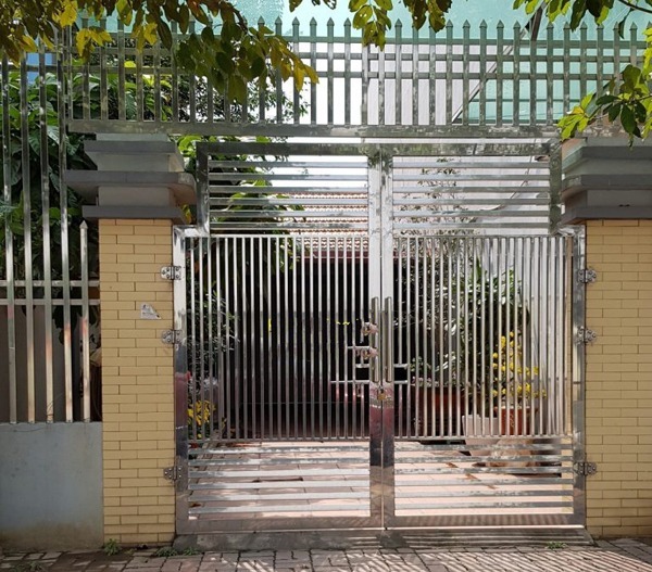 Mẫu 5: Cổng inox thiết kế thanh thoát, phù hợp kiến trúc mới
